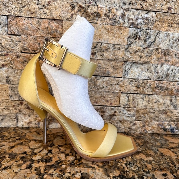 Alexander McQueen Ankle Strap Sandal Pale Yellow - Picture 2 of 16